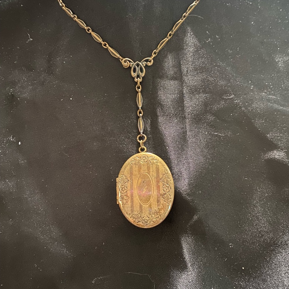 Elegant Golden Locket Necklace